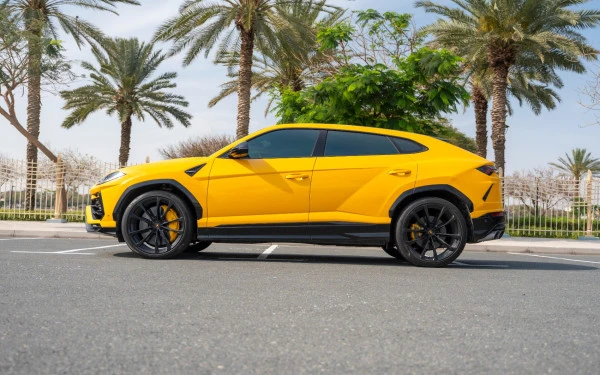 Yellow Lamborghini Urus, 2023 Photo 3